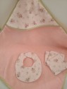 Parure poupée : cape de bain, bavoir, lingettes et couche pour poupon