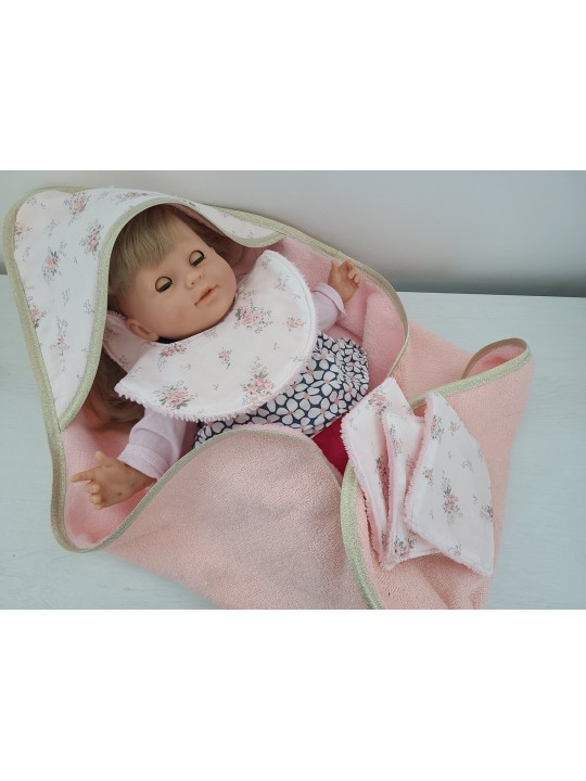 Parure poupée : cape de bain, bavoir, lingettes et couche pour poupon
