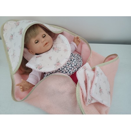 Parure poupée : cape de bain, bavoir, lingettes et couche pour poupon