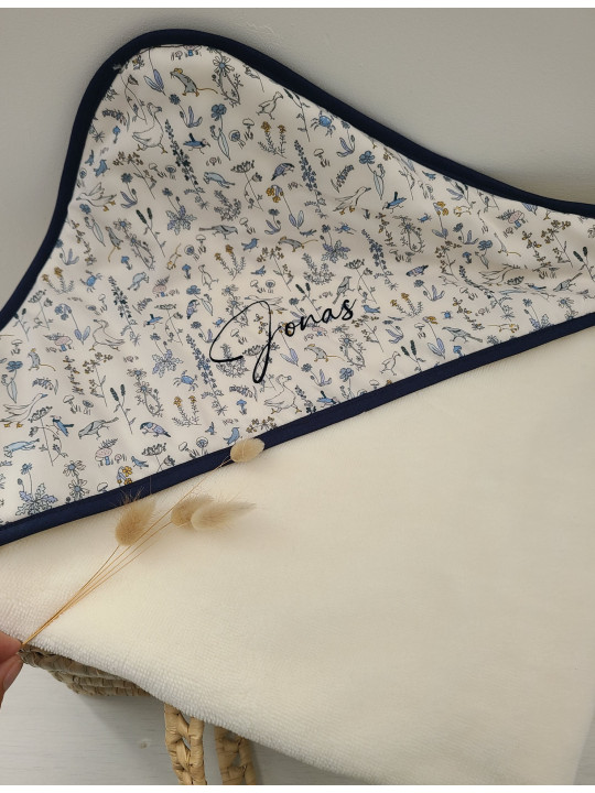 Cape de bain personnalisée en liberty Theo blue dust et éponge de bambou