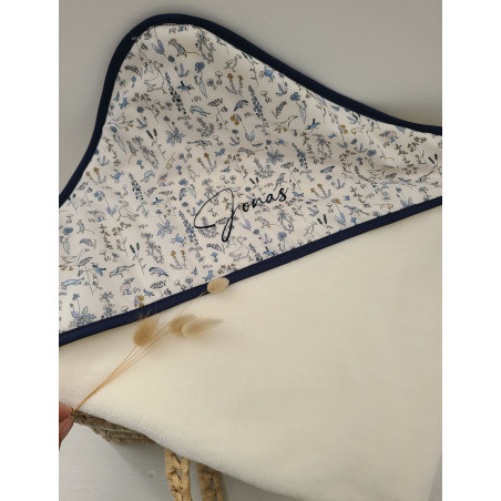 Cape de bain personnalisée en liberty Theo blue dust et éponge de bambou
