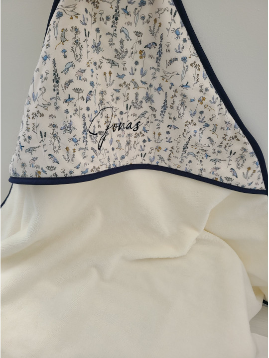 Cape de bain personnalisée en liberty Theo blue dust et éponge de bambou