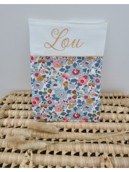 Protège livret de famille en liberty Betsy porcelaine et broderie anglaise (cadeau mariage ...)