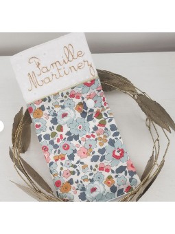 Protège livret de famille en liberty Betsy porcelaine et broderie anglaise (cadeau mariage ...)