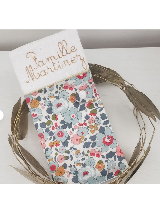 Protège livret de famille en liberty Betsy porcelaine et broderie anglaise (cadeau mariage ...)