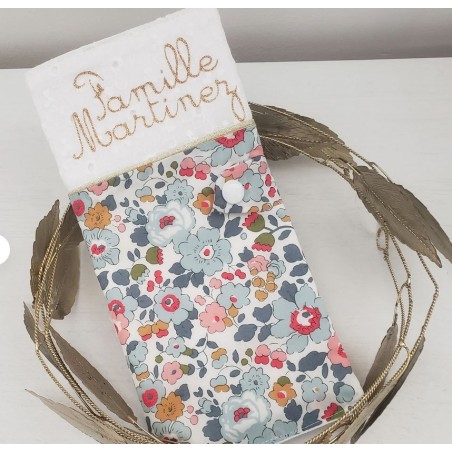 Protège livret de famille en liberty Betsy porcelaine et broderie anglaise (cadeau mariage ...)