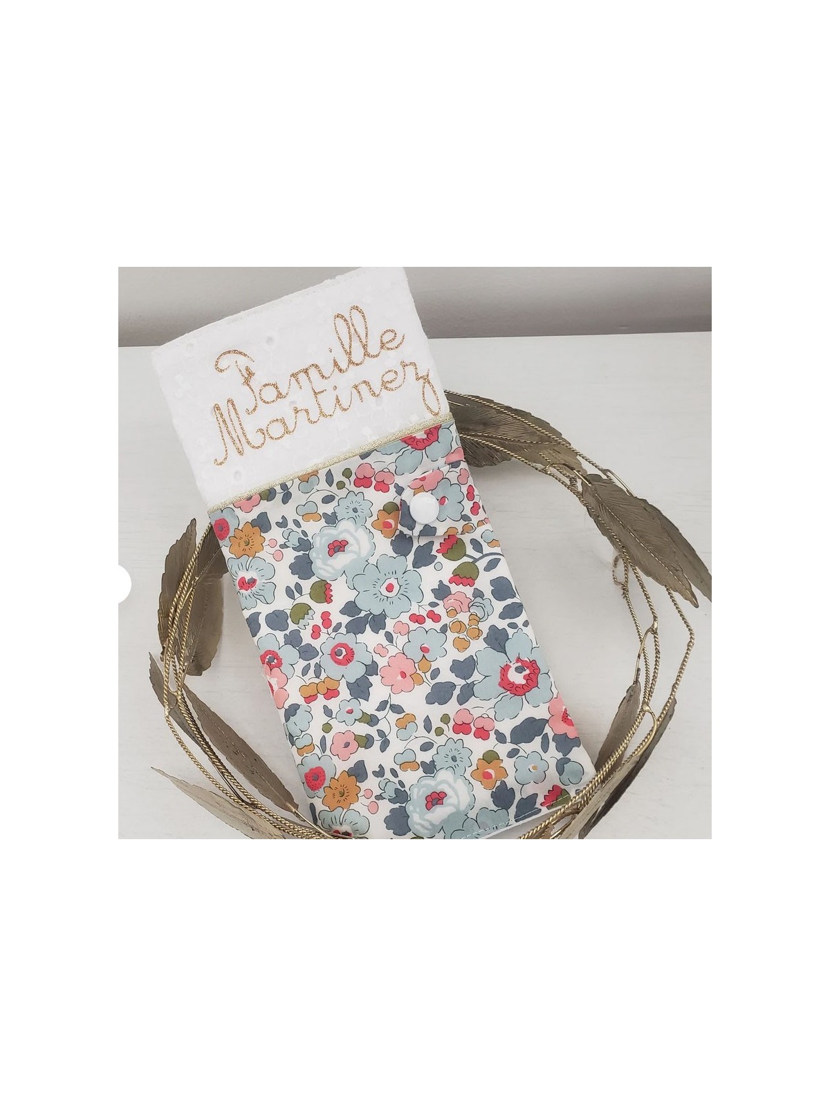 Protège livret de famille en liberty Betsy porcelaine et broderie anglaise (cadeau mariage ...)