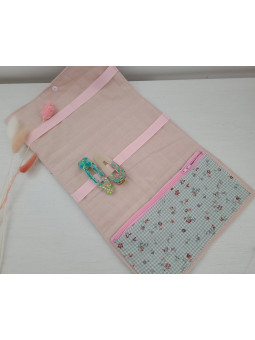 Pochette range barrettes et chouchous en vichy fleuri personnalisable