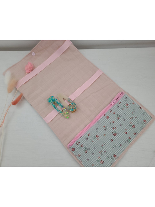 Pochette range barrettes et chouchous en vichy fleuri personnalisable