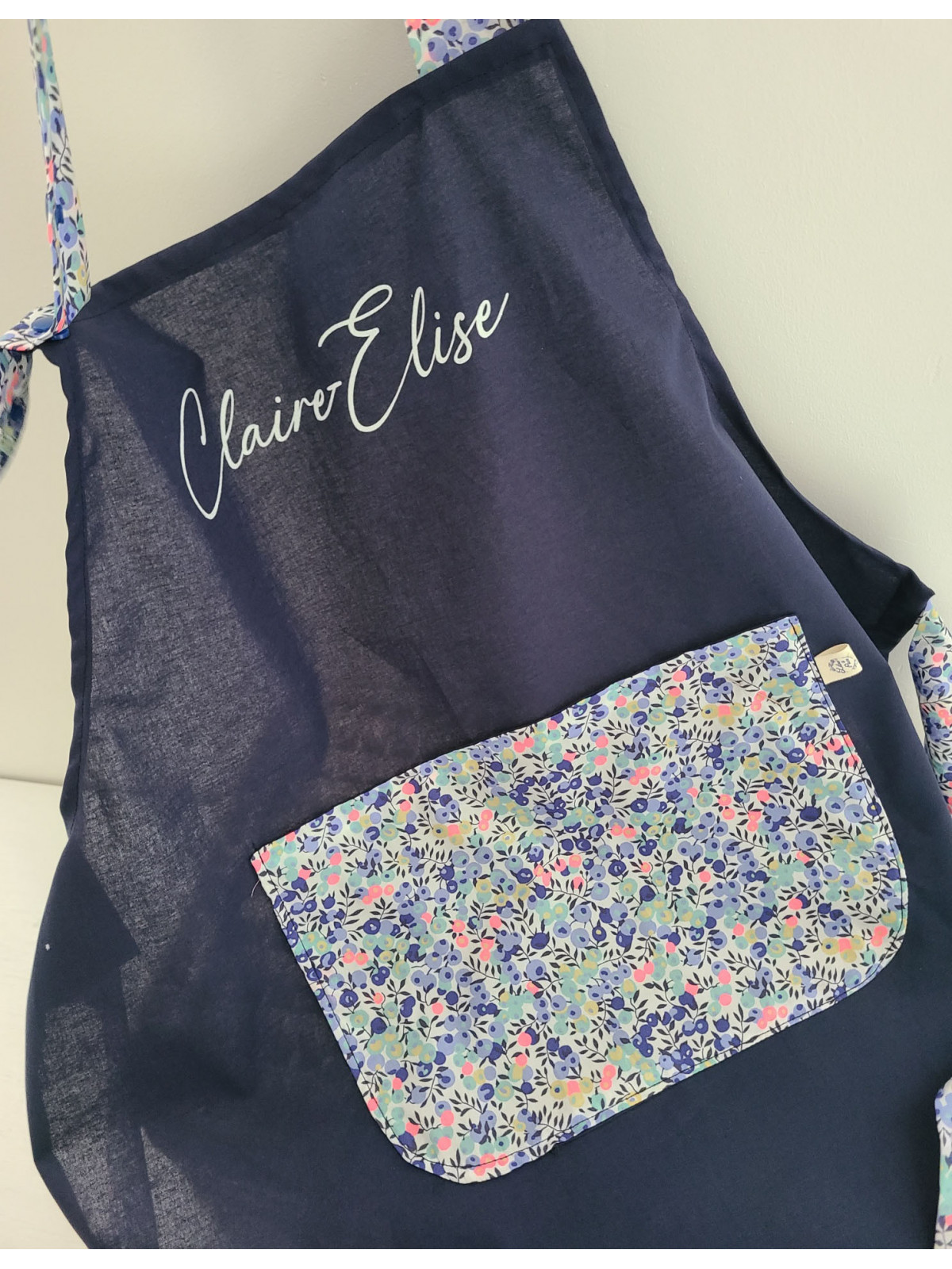 Tablier enfant personnalisé en coton marine et liberty Wiltshire fluo (choix de tailles)