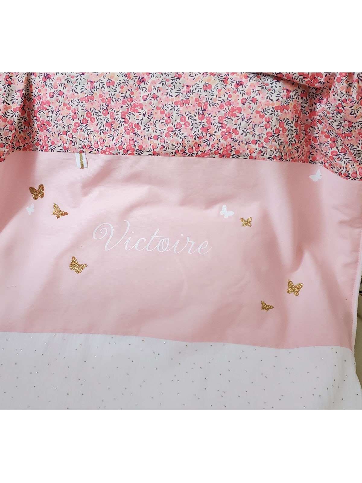 Couverture doublée minkee en liberty Wiltshire pois de senteur, blanc, rose et or