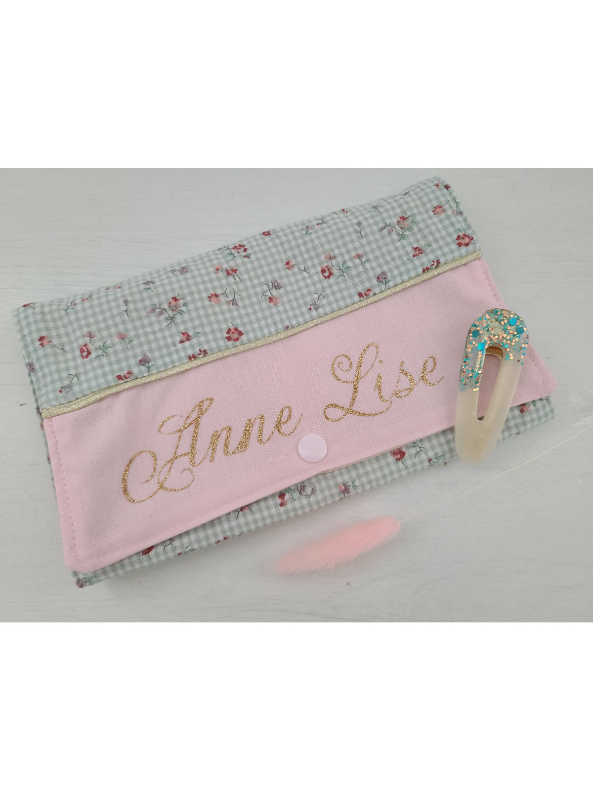 Pochette range barrettes et chouchous en vichy fleuri personnalisable