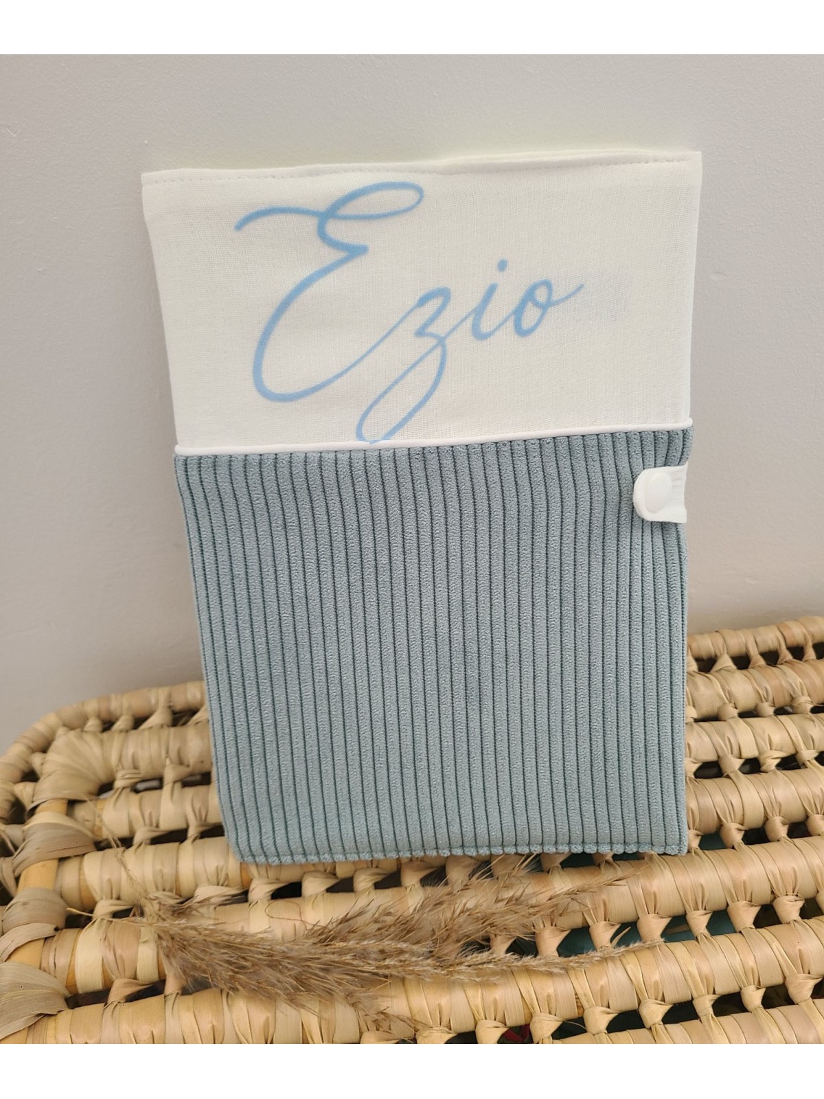 Protège-carnet de sante personnalisé velours vert céladon (cadeau naissance ...)