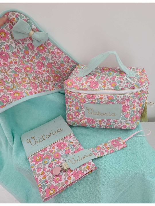 Protège carnet de santé liberty Betsy cupcake / double gaze personnalisable avec prénom