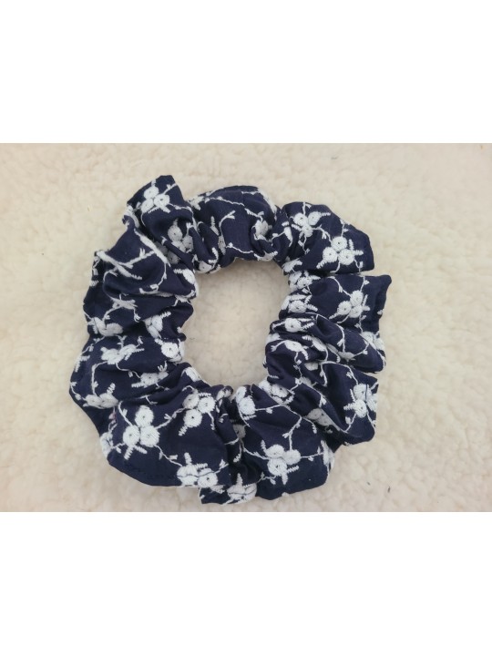 Chouchou broderie anglaise marine et blanche