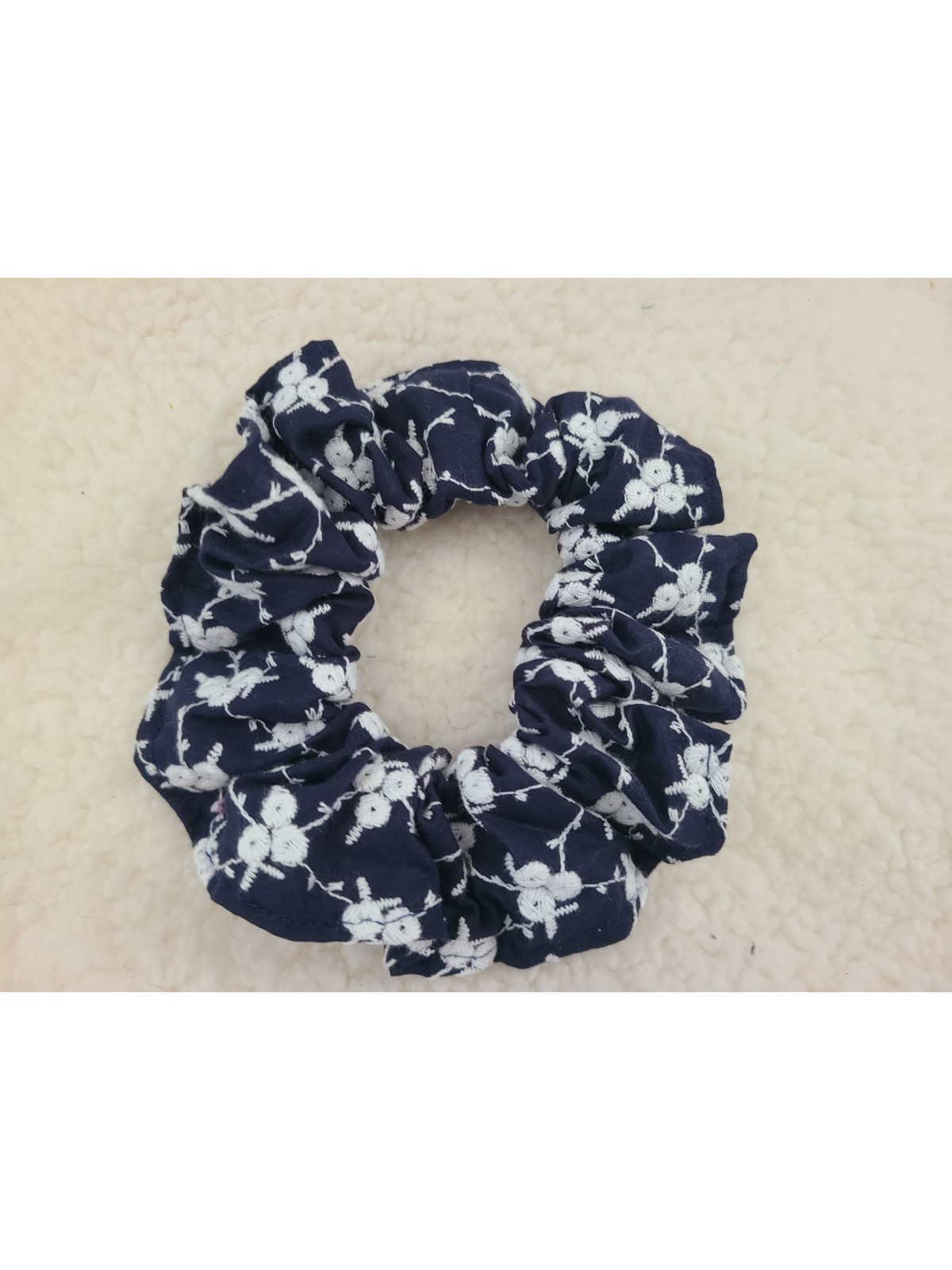 Chouchou broderie anglaise marine et blanche