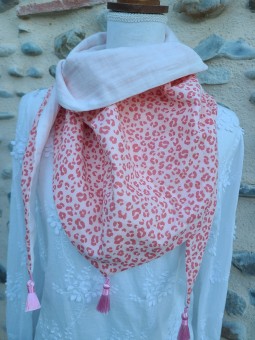 Chèche léopard rose pâle en double gaze de coton BIO