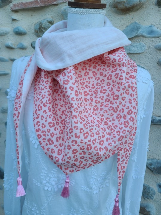 Chèche léopard rose pâle en double gaze de coton BIO