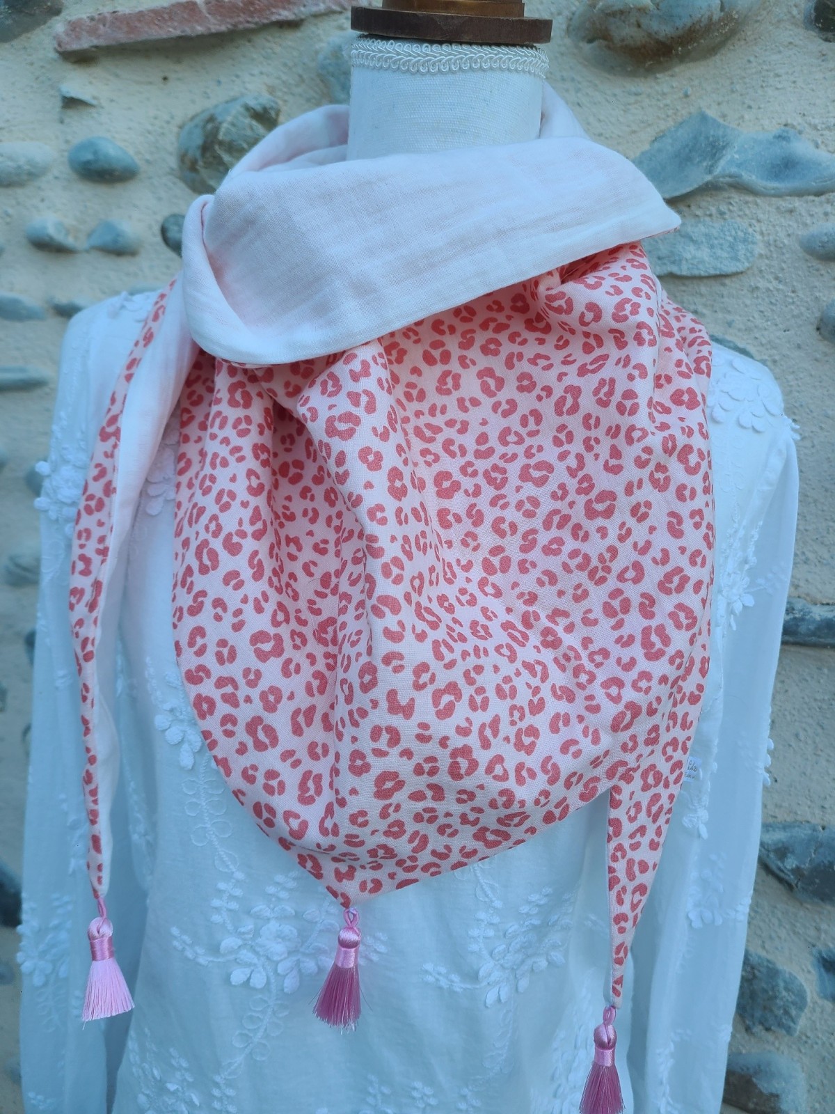 Chèche léopard rose pâle en double gaze de coton BIO