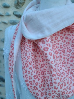 Chèche léopard rose pâle en double gaze de coton BIO
