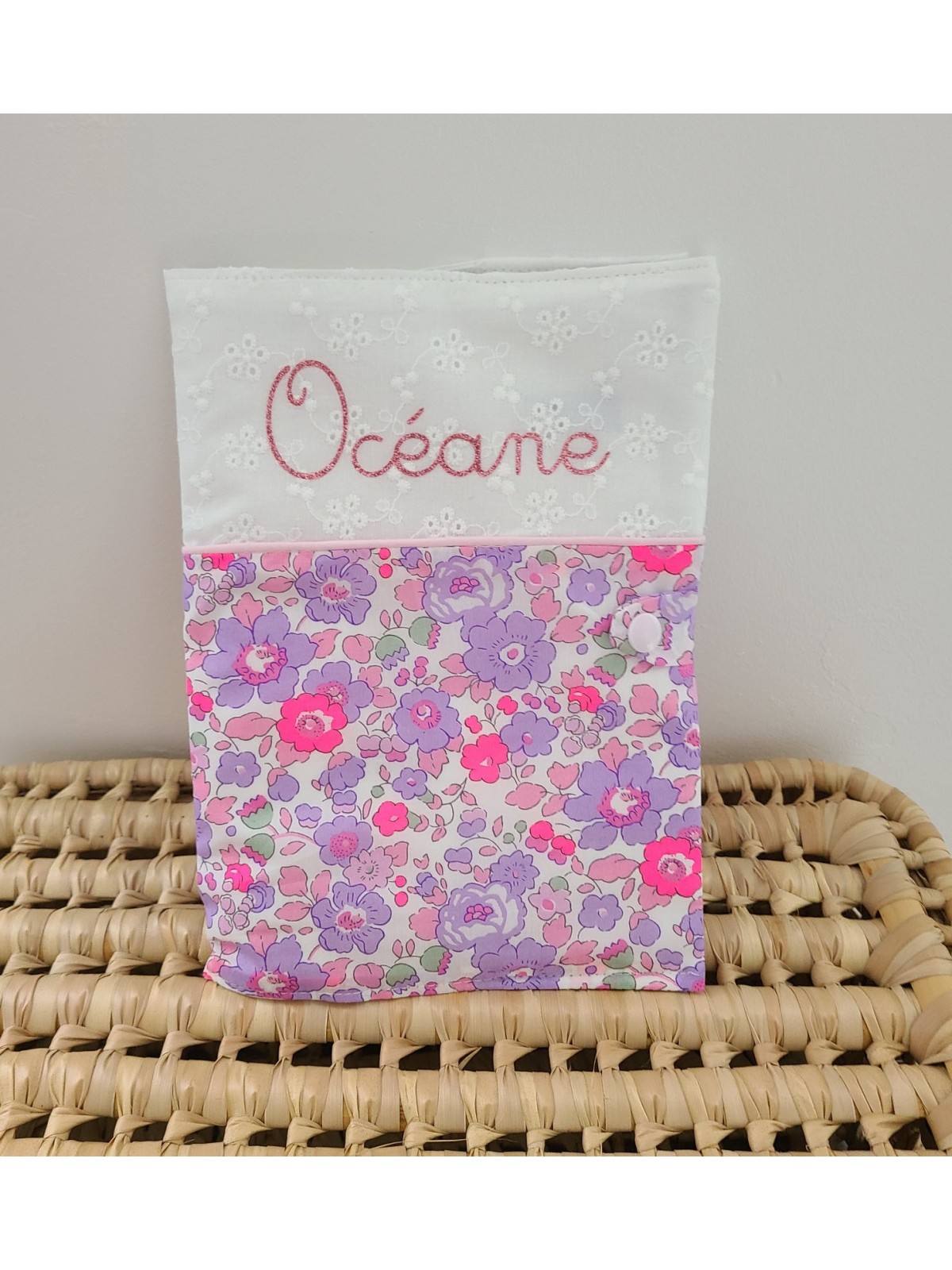 Protège carnet de santé liberty Betsy fluo et broderie anglaise