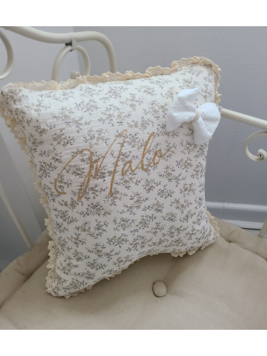 Coussin 40x40 cm personnalisé en double gaze fleurie et dentelle