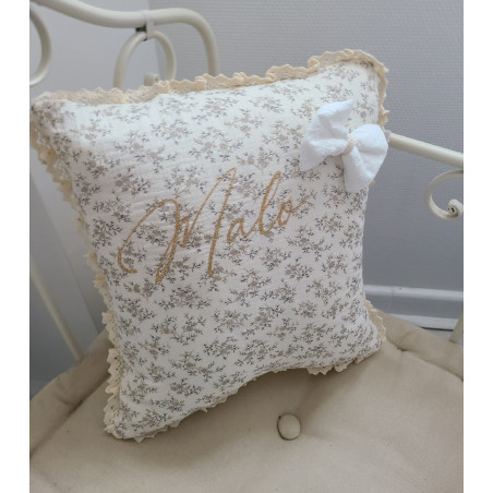 Coussin 40x40 cm personnalisé en double gaze fleurie et dentelle