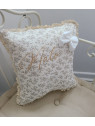 Coussin 40x40 cm personnalisé en double gaze fleurie et dentelle
