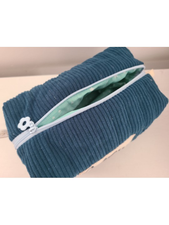 Trousse de toilette personnalisée en velours matelassé bleu canard avec ballon de foot réservée