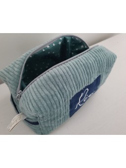 Trousse de toilette personnalisée en velours matelassé bleu canard avec ballon de foot réservée