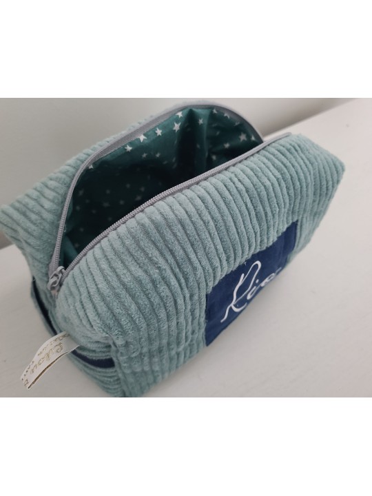 Trousse de toilette personnalisée en velours matelassé bleu canard avec ballon de foot réservée