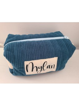 Trousse de toilette personnalisée en velours matelassé bleu canard avec ballon de foot réservée