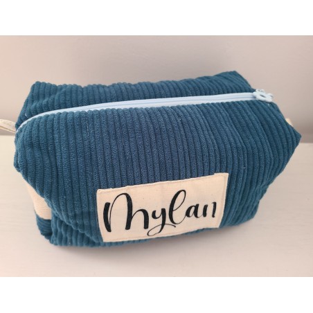 Trousse de toilette personnalisée en velours matelassé bleu canard avec ballon de foot réservée