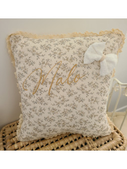 Coussin 40x40 cm personnalisé en double gaze fleurie et dentelle