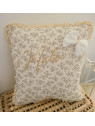 Coussin 40x40 cm personnalisé en double gaze fleurie et dentelle