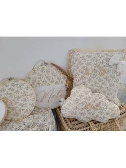 Coussin 40x40 cm personnalisé en double gaze fleurie et dentelle