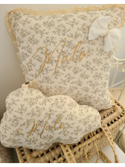 Coussin 40x40 cm personnalisé en double gaze fleurie et dentelle