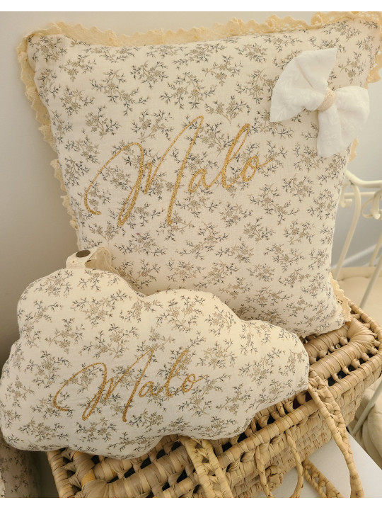 Coussin 40x40 cm personnalisé en double gaze fleurie et dentelle