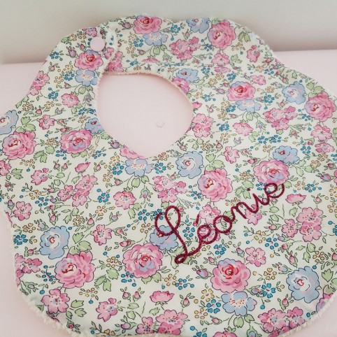 Bavoir personnalisé en liberty Wiltshire pois de senteur / éponge