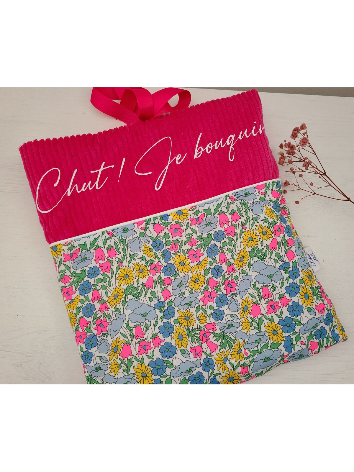 Pochette livre en velours framboise et liberty fluo