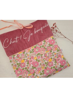 Pochette livre en velours vieux rose et liberty betsy