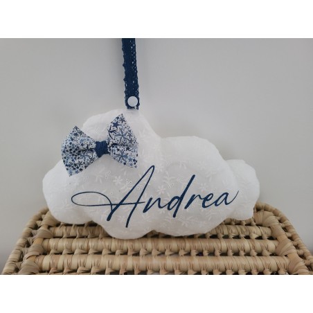 Veilleuse LED nuage en broderie anglaise et noeud liberty, personnalisable