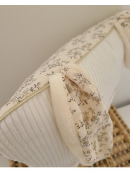 Coussin petit lapin en velours et double gaze fleurie personnalisé