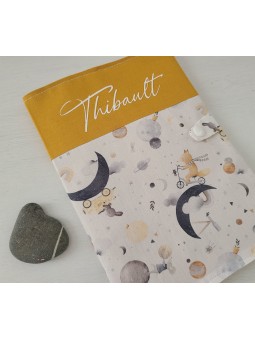 Protège carnet de santé petits animaux dans la lune personnalisable avec prénom