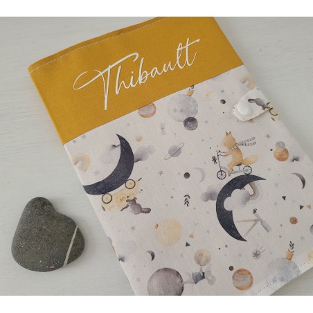 Protège carnet de santé petits animaux dans la lune personnalisable avec prénom