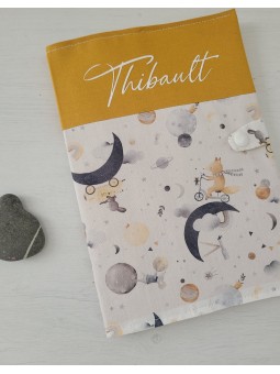 Protège carnet de santé petits animaux dans la lune personnalisable avec prénom