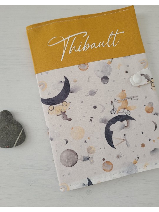 Protège carnet de santé petits animaux dans la lune personnalisable avec prénom