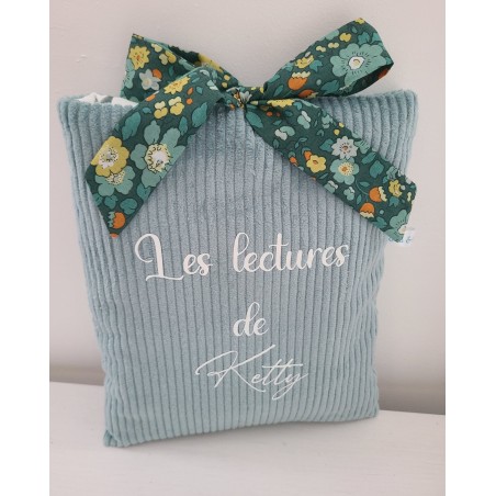Pochette livre personnalisée en velours vert amande et noeud liberty Betsy