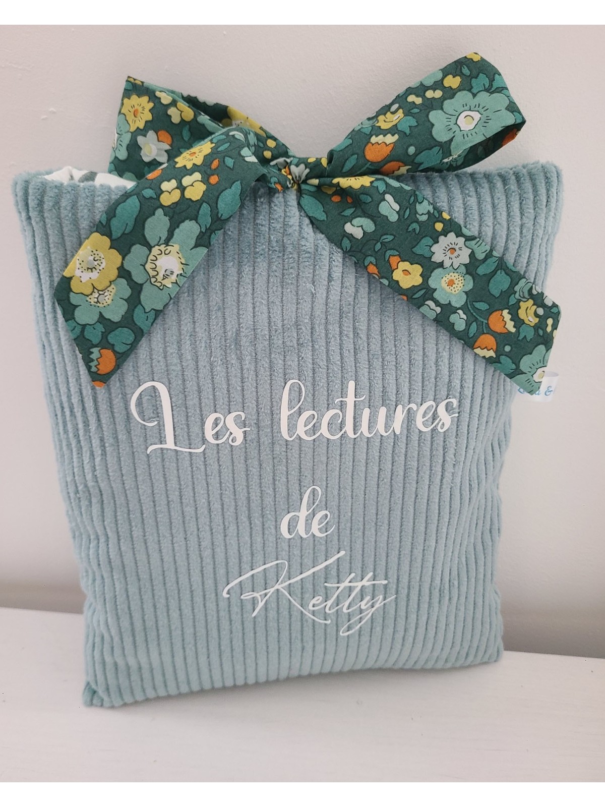 Pochette livre personnalisée en velours vert amande et noeud liberty Betsy