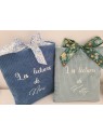 Pochette livre personnalisée en velours vert amande et noeud liberty Betsy